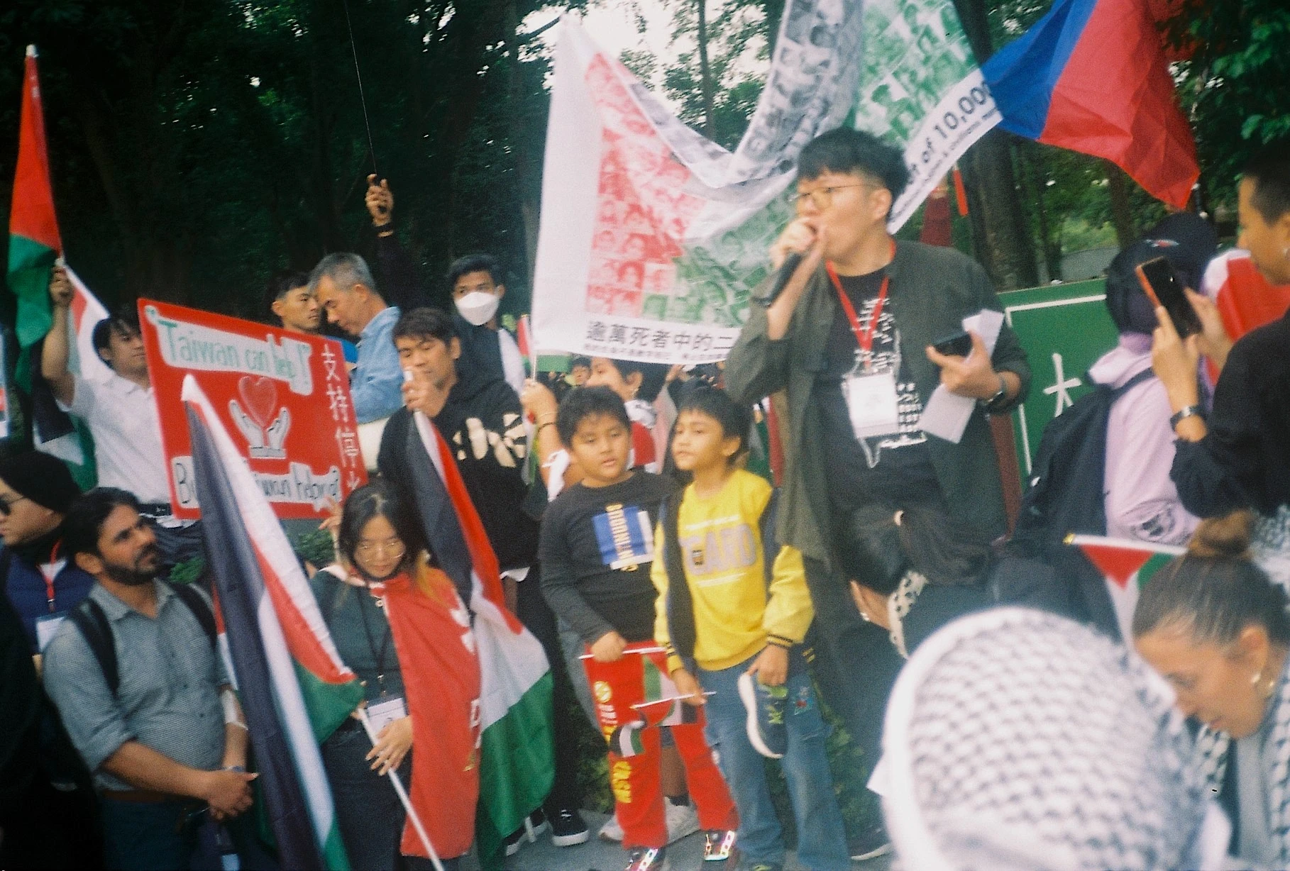 在大安森林公園舉行的聲援巴勒斯坦行動現場，台北和平集會發表演說。2023年11月25日。-圖片